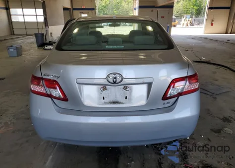 2011 Toyota Camry Base z USA, uszkodzony, nr VIN 4T1BF3EK7BU760338